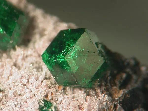 ,是一种少见的绿色尖晶石.