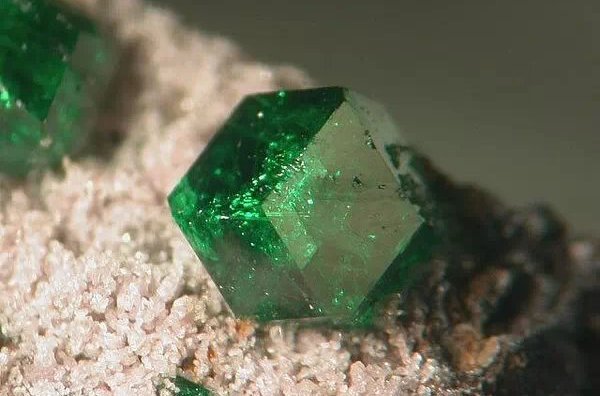  p>绿尖晶石,是一种少见的绿色尖晶石. /p>