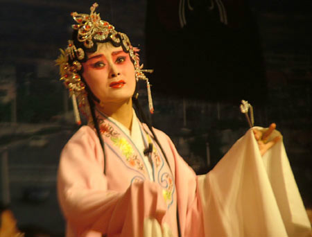  p>《紫金簪》是弦板腔剧目,1959年由张汉,丁明,王绍猷依据《 a