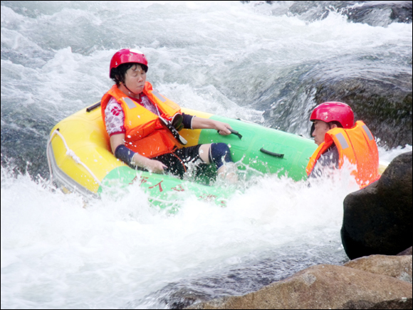  p>防城港野人谷漂流是由防城港市野人谷旅游有限公司投资,景区位于