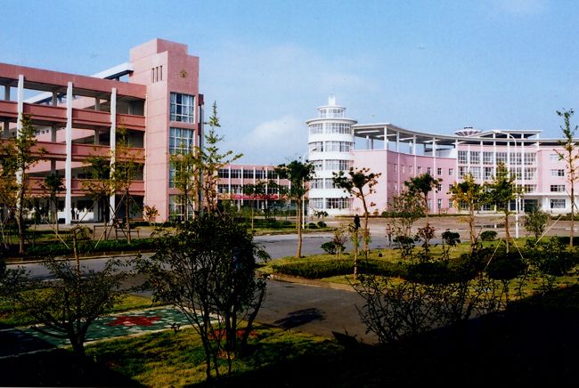  p>长兴金陵高级中学占地318亩,建筑面积八万多平方米,建有教学楼