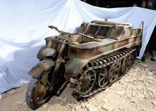  p>sdkfz2履带式摩托是二战时期德国使用的一款半履带式车,可用于牵引