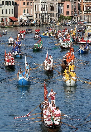  p>赛船节,船是意大利水城威尼斯的主要交通工具,故赛船节的划船比赛