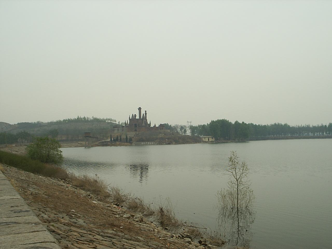  p data-id="gnvhqlv3an">龙凤湖位于石家庄市鹿泉区,龙凤湖以山得势