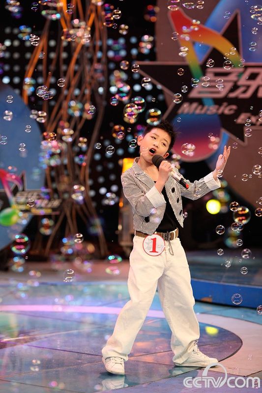  p>李泽熙,男,汉族,2000年1月1日出生于河南开封