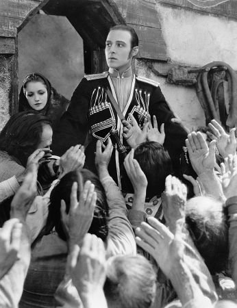 ="_blank" href="/item/鲁道夫·瓦伦蒂诺">鲁道夫·瓦伦蒂诺 /a>