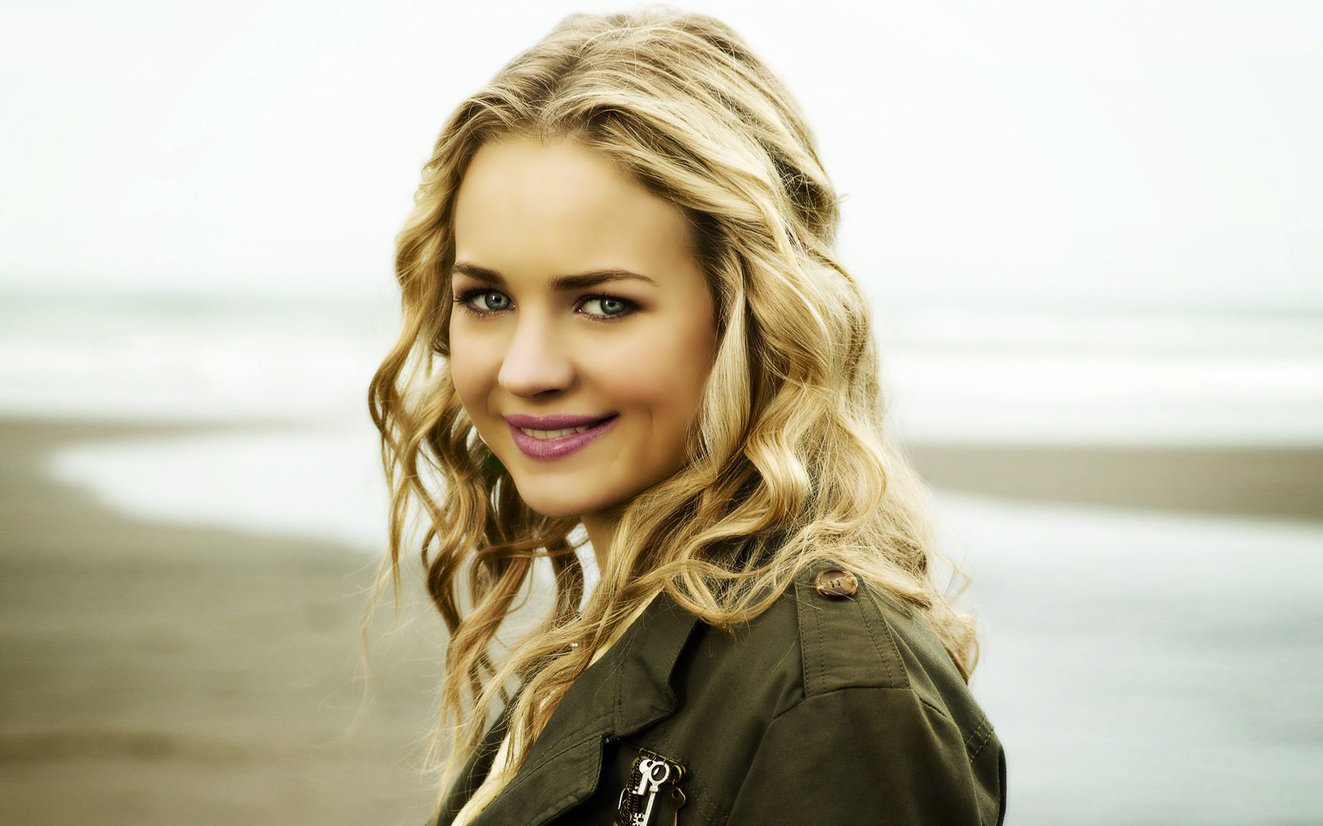 robertson),1990年4月18日出生于美国北卡罗纳莱州夏洛特市,美国演员