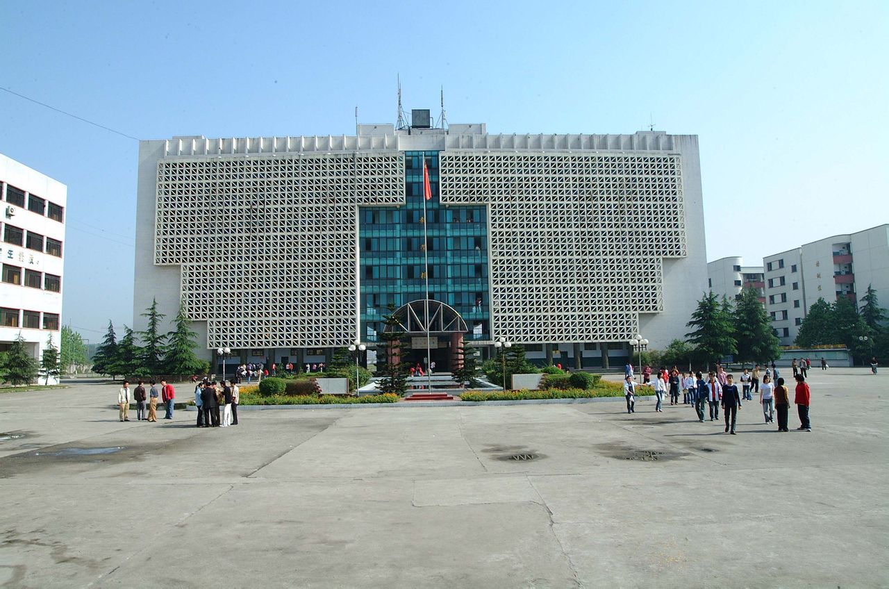  p>四川省信息通信学校位于四川德阳市东湖山麓,占地115亩,于1984年经