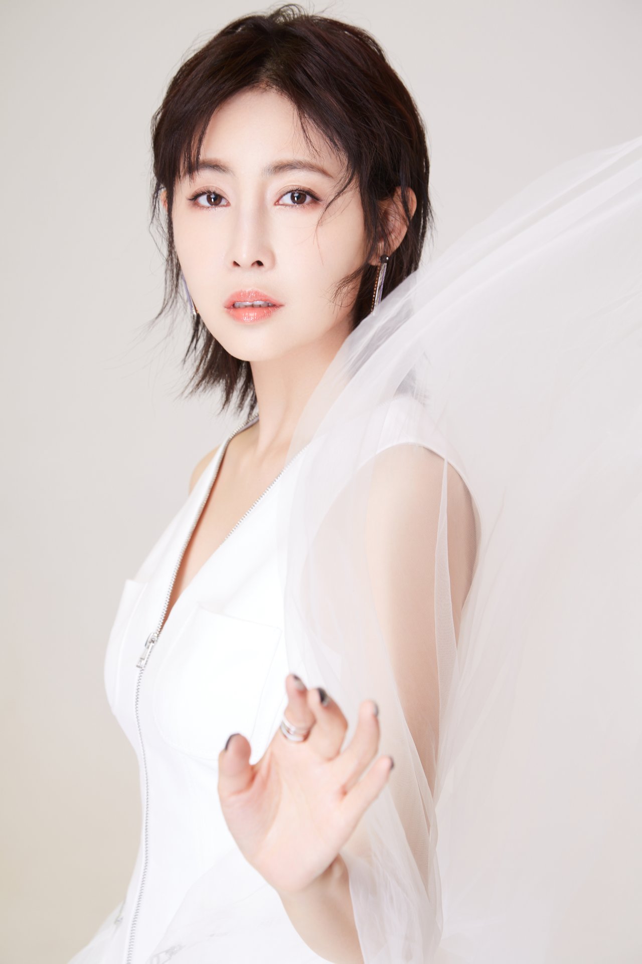  p>李芯逸(li xinyi),又名李彤,1978年4月30日出生于中国北京,中国