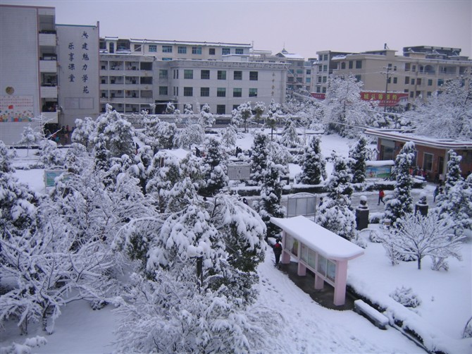  p>广丰区永丰中学创办于1957年,1996年9月搬迁到广丰区永丰街道北门