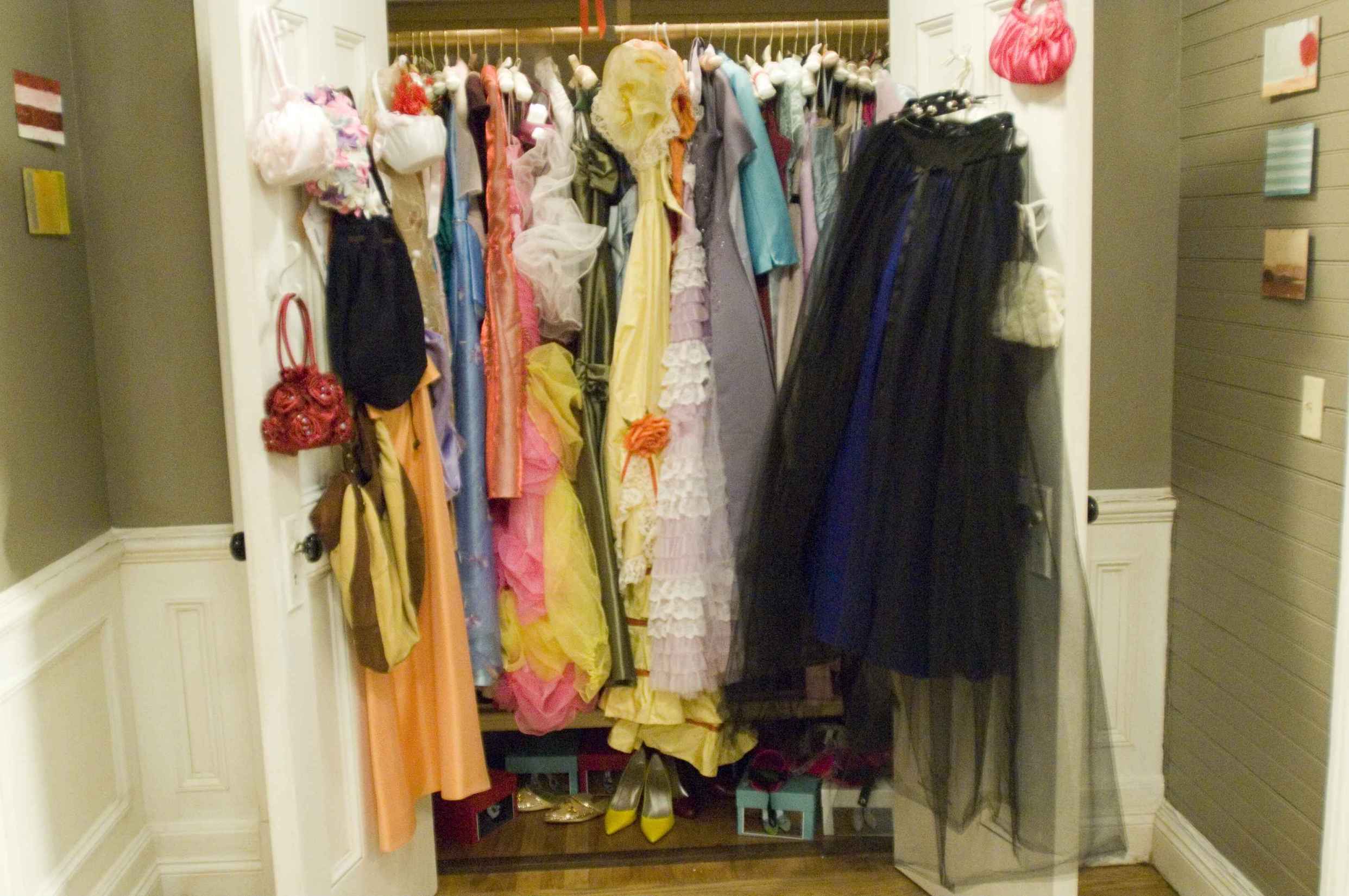  p>《27套礼服》是 a href="#" data-lemmaid="4327035">安妮·弗莱彻