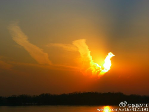  p>2014年12月23日傍晚,北京西部天空出现一只"火凤凰"昂首天际, a