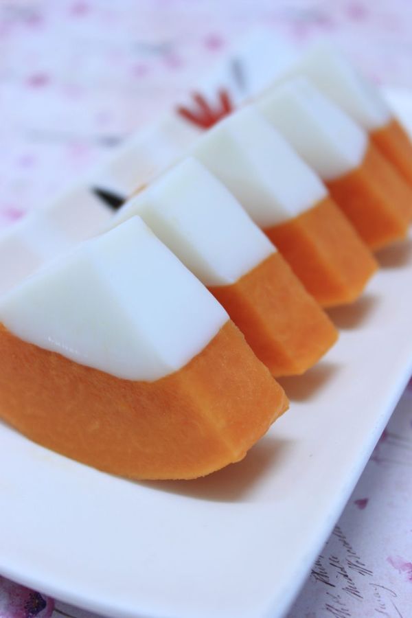  p>椰奶木瓜冻是一道由木瓜,椰汁,牛奶等食材制成的美食. /p>