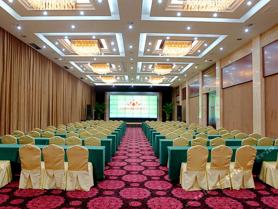 位于济南市天桥区历黄路北段,是按国际四星级酒店标准投资兴建,集客房