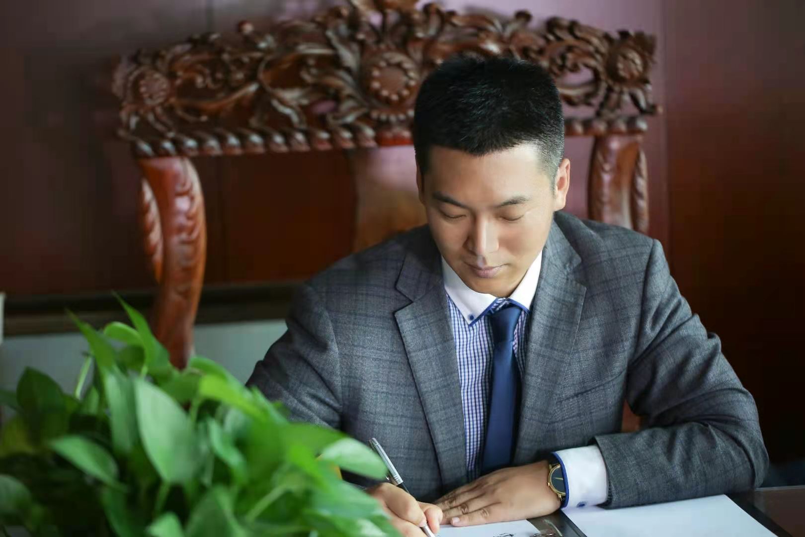 汉族/130605" data-lemmaid="130605">汉族 /a>,毕业于中国政法大学