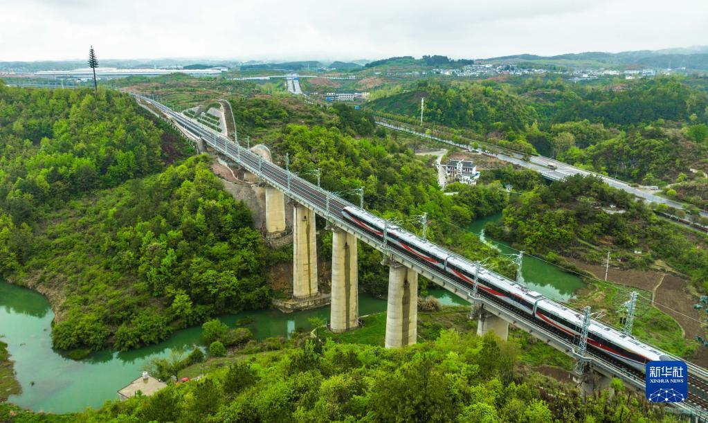  p>贵阳市域快铁西南环线全长74公里,概算投资119亿元,线路定位于客