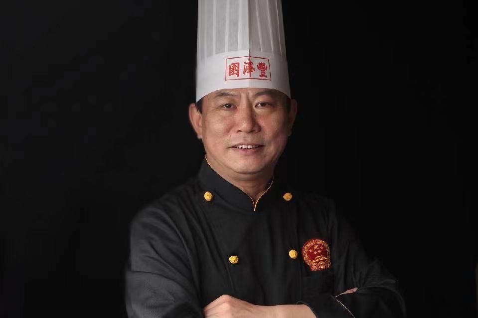 市丰泽园饭店行政总厨师长,市级非遗项目鲁菜制作技艺代表性传承人