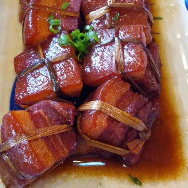  p data-id="gn6sj9q6hr">秘制香扎肉是一道