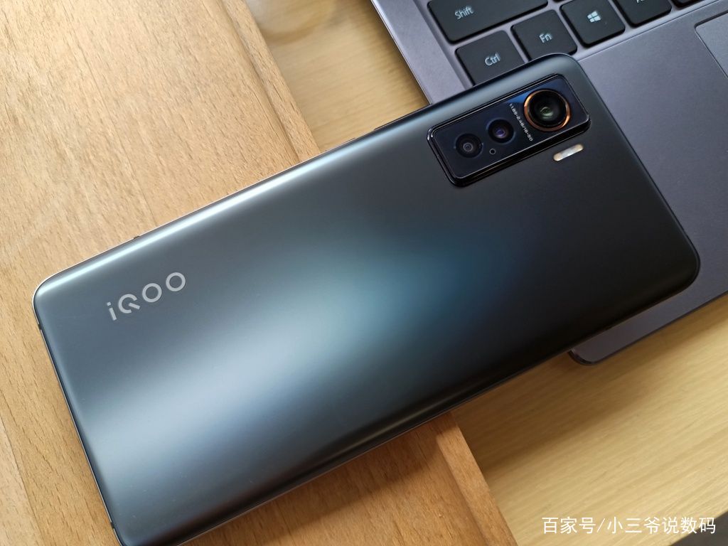 大杯旗舰、颜值担当：全能水桶机iQOO 5开箱_百科TA说