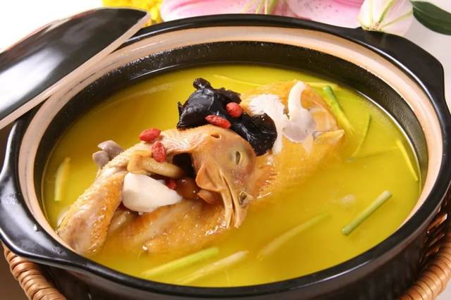 砂锅炖野山鸡蘑菇