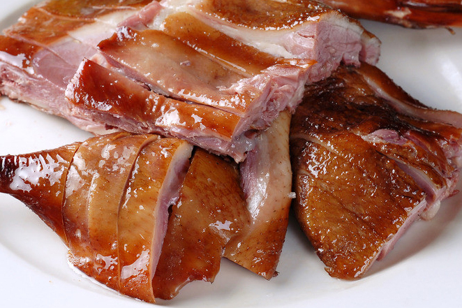  p>香酥板鸭:做法:1,将鸭子用温水浸泡后,刮洗干净,再将腹部剪开.