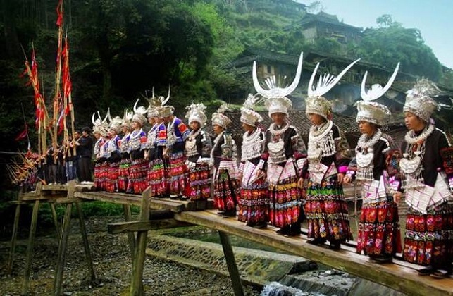  p>布依族查白歌节,流传于贵州省西南兴义一带布依族聚居区的传统节日