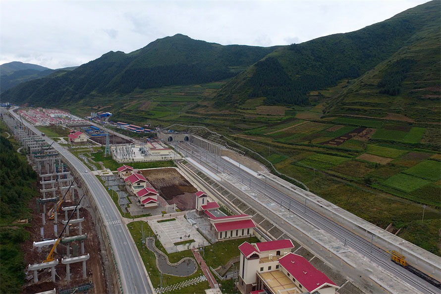  p>木寨岭隧道(muzhailing tunnel)位于甘肃省定西市 b> a target="