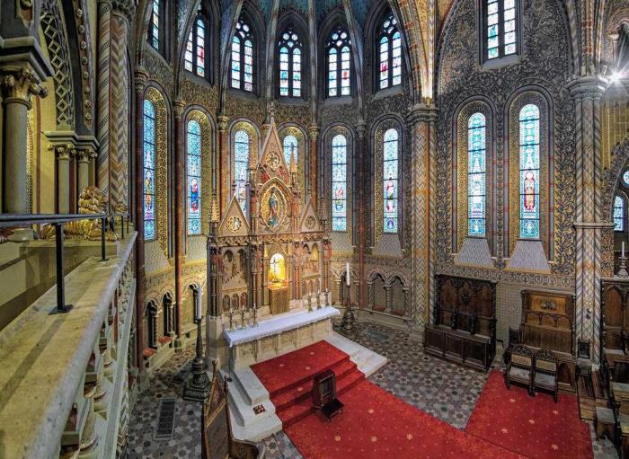 神圣罗马帝国时期教堂建筑的内部装饰特点及其建造者