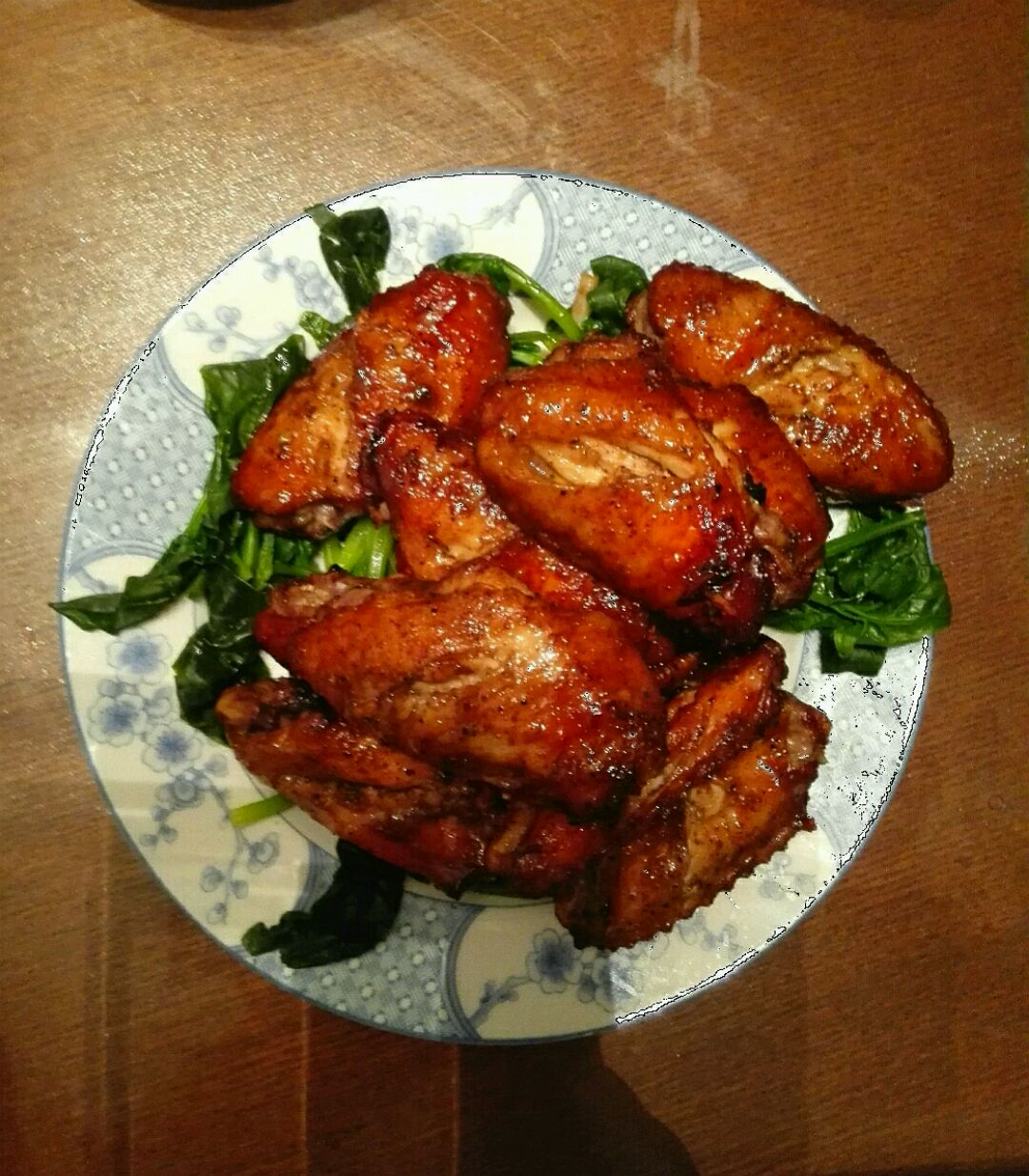  p>黑椒盐煎翅是一道由鸡翅中,蒜等食材制成的食品. /p>