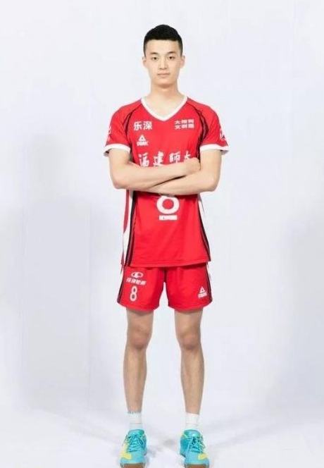 郭成,1995年出生,原福建男排队长,在退役后