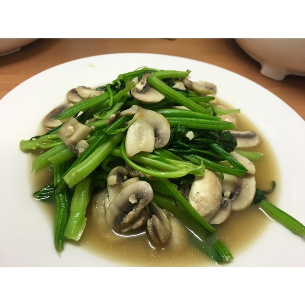 p>蘑菇炒菠菜是以菠菜,蘑菇主料制作的药膳. /p>