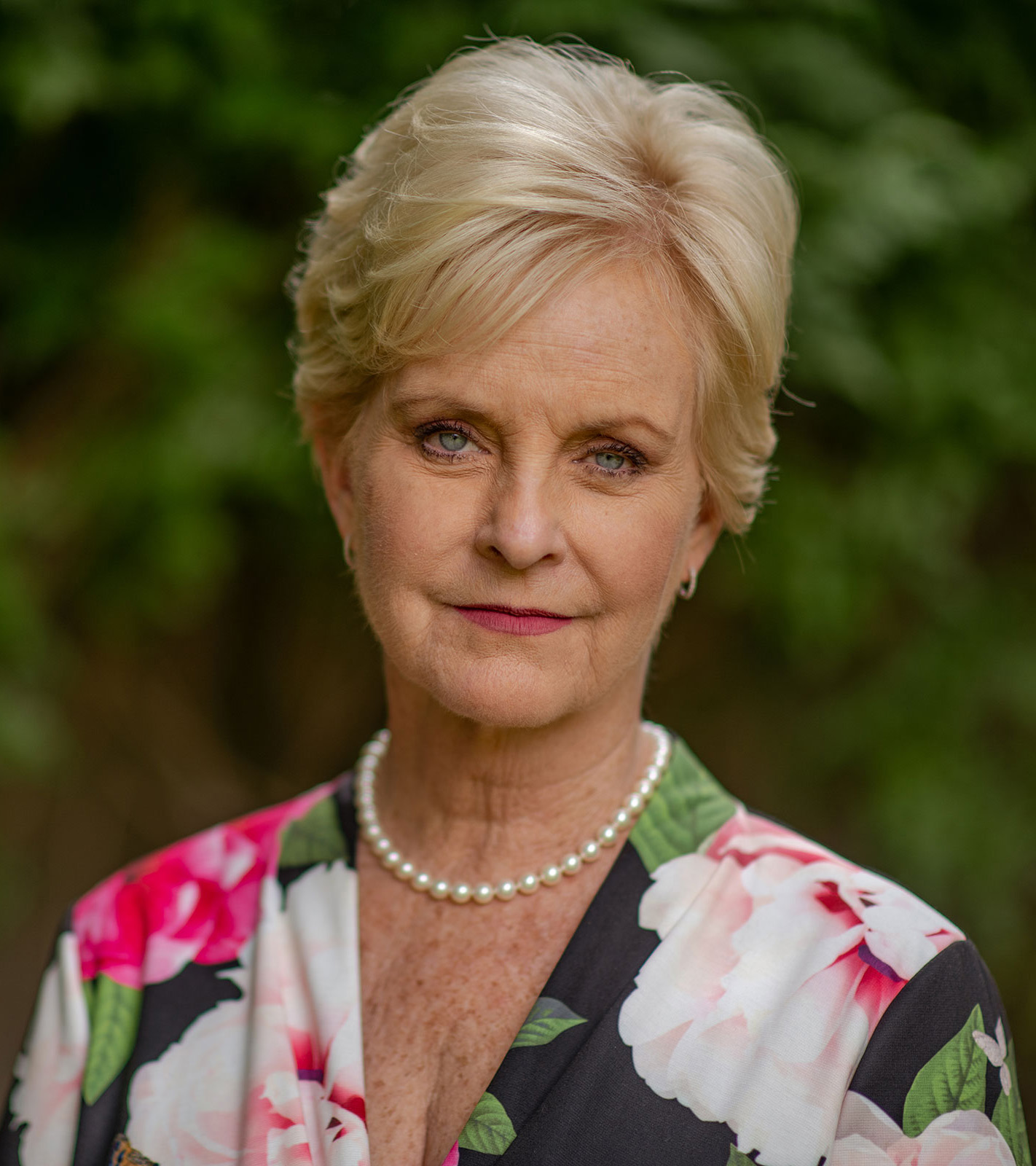  p>辛迪·麦凯恩,1954年5月20日出生于凤凰城的一个富裕家庭.