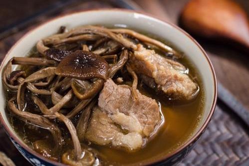 茶树菇焖排骨汤
