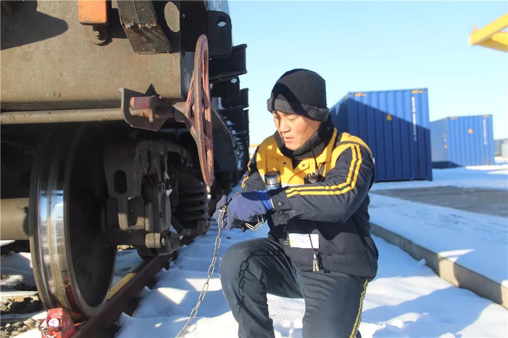 ">中国铁路乌鲁木齐局集团有限公司 /a>霍尔果斯铁路口岸站的一名连接