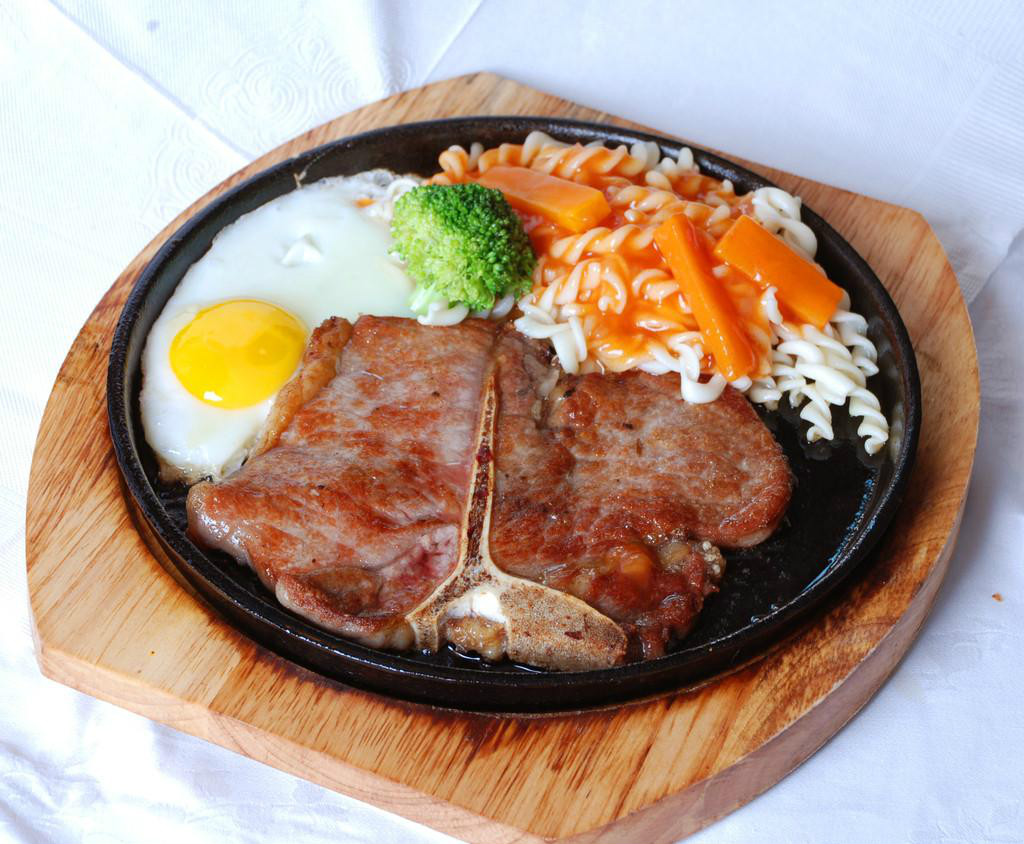  p>t骨牛排(t-bone steak)一般位于牛的上腰部,是一块由脊肉, a href=