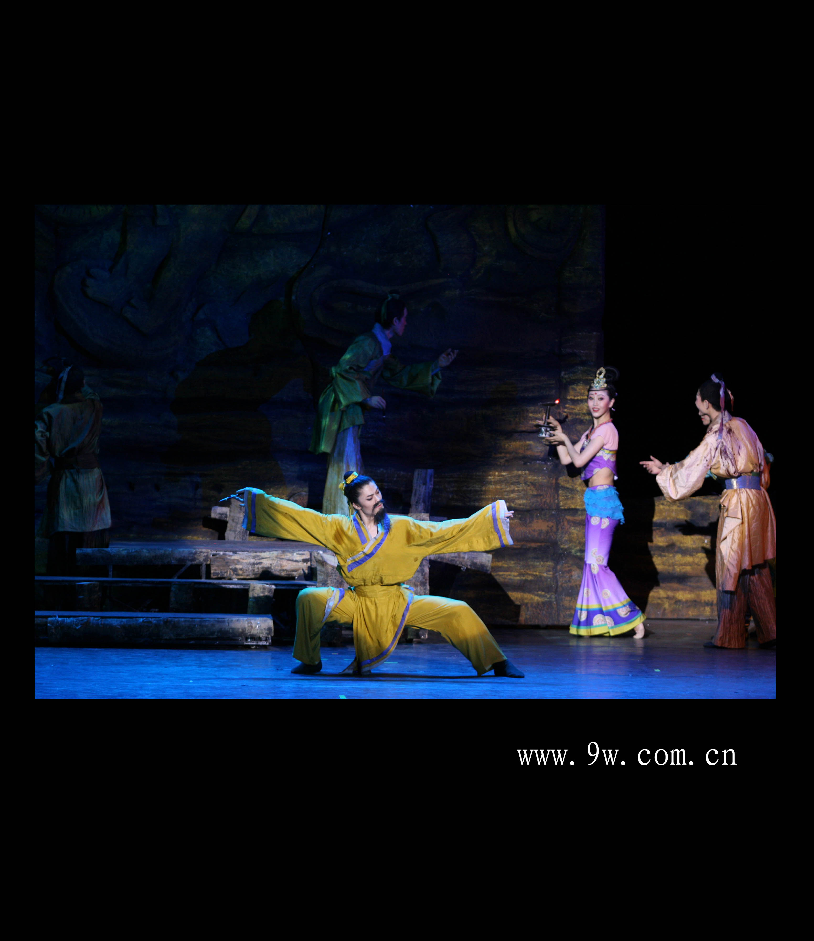  p>《丝路花雨》是中国自1979年起首演的大型民族舞剧,由《丝路花雨》