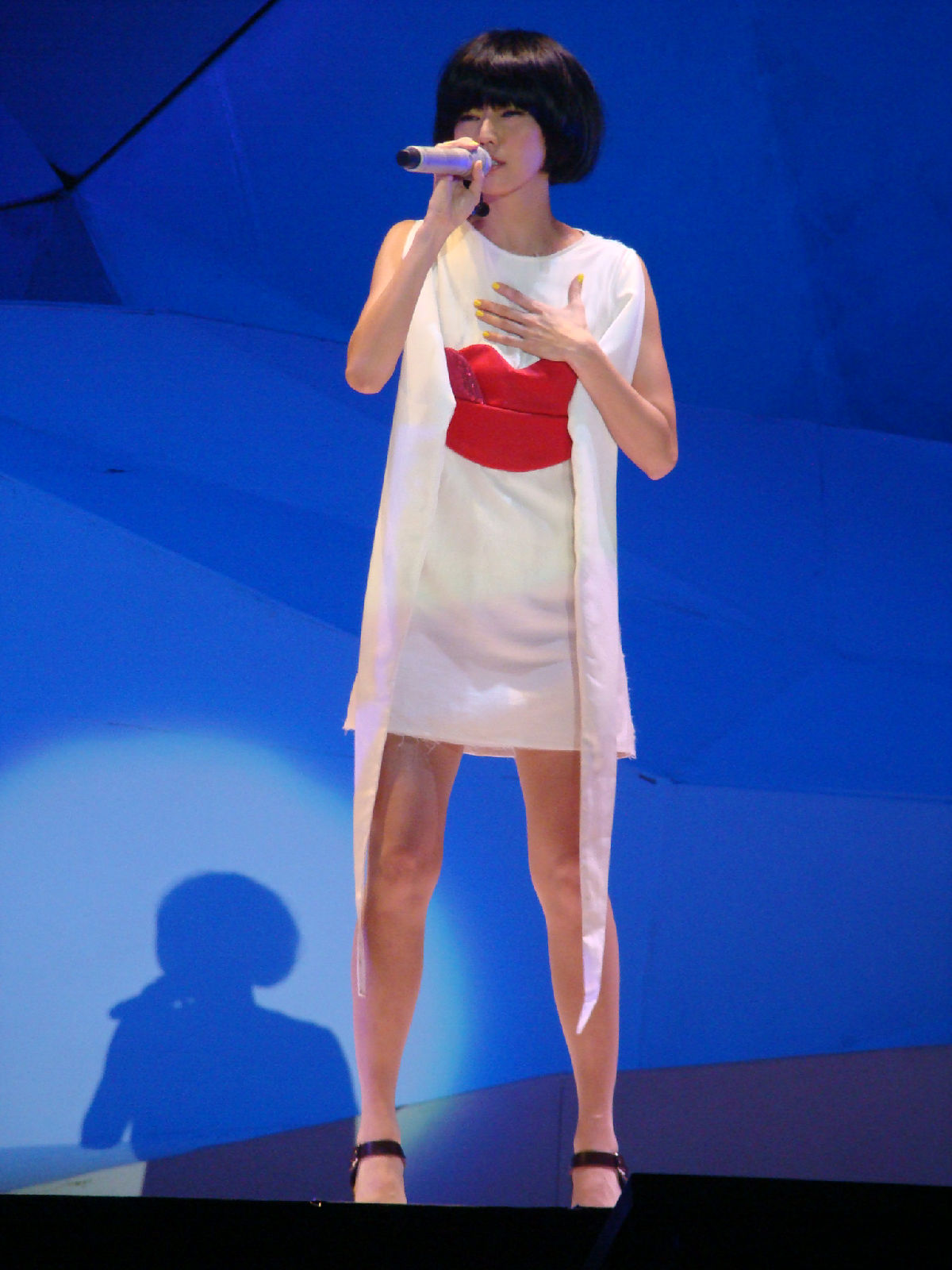 1978年7月23日出生于新加坡,祖籍中国广东省潮州市,华语流行乐女歌手