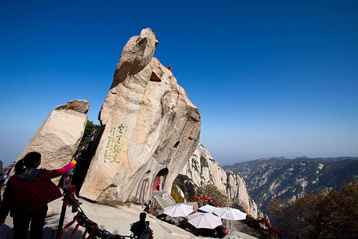  p data-id="gnwtbihclo">华岳仙掌是华山东峰奇景之一.