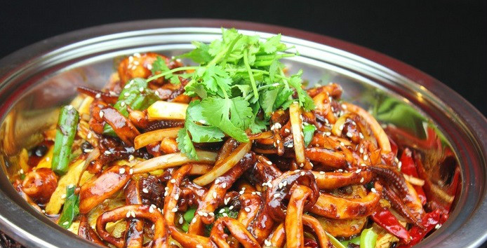  p>干锅香辣鱿鱼是一道由鱿鱼等为主要食材做成的菜品,属于鲁菜. /p>