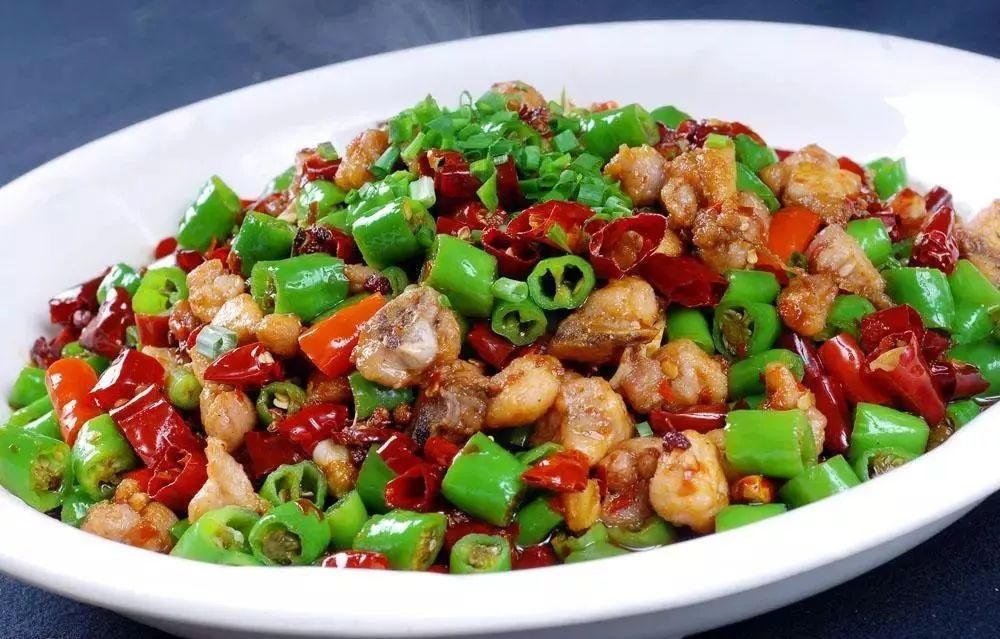  p>辣椒炒鸡是由辣椒,鸡肉为主要食材做成的一道菜品,属于家常菜.