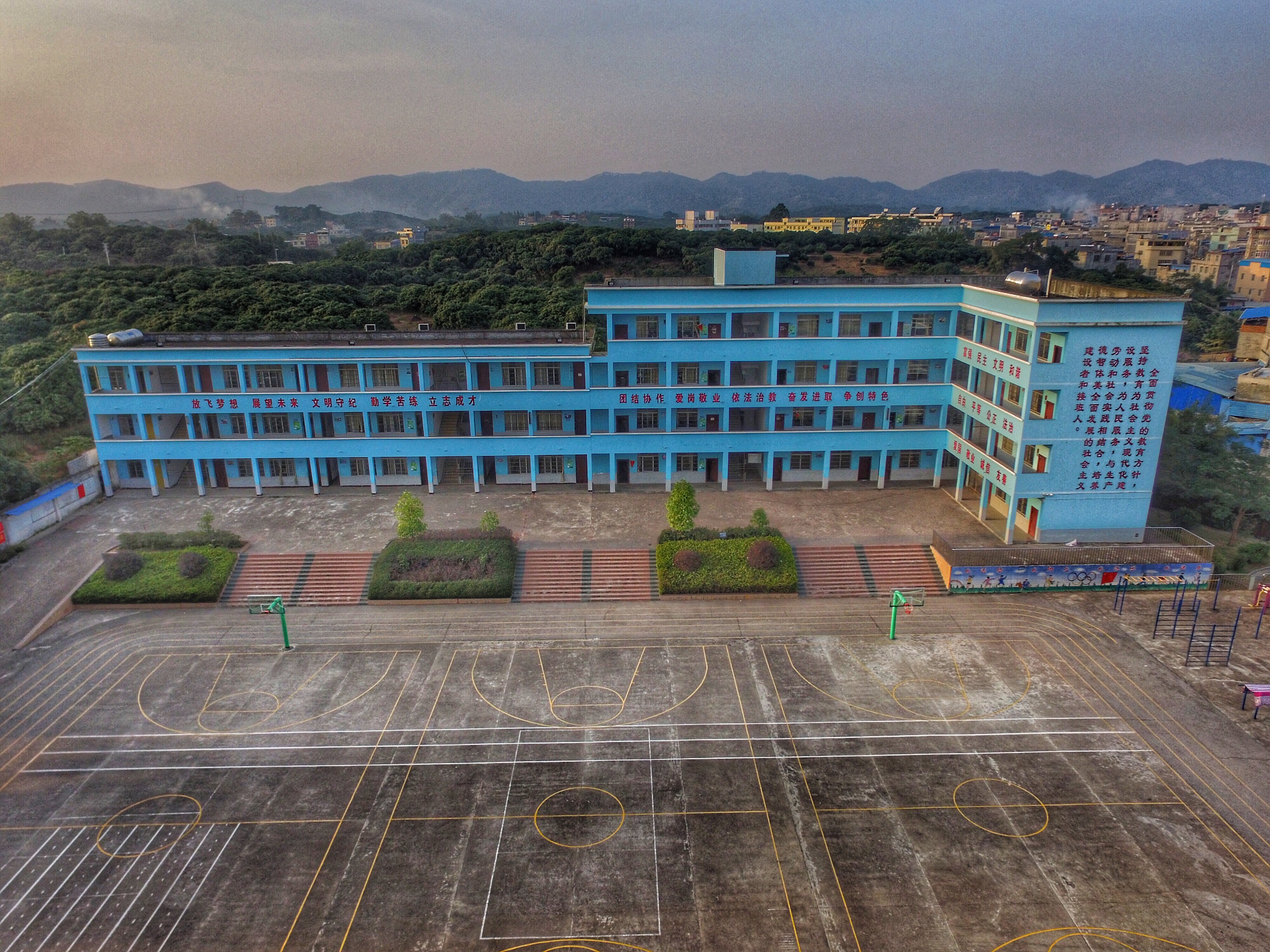 l">该校建于1960年,座落在广西黑叶荔第一镇——新棠镇(邕钦路194号)