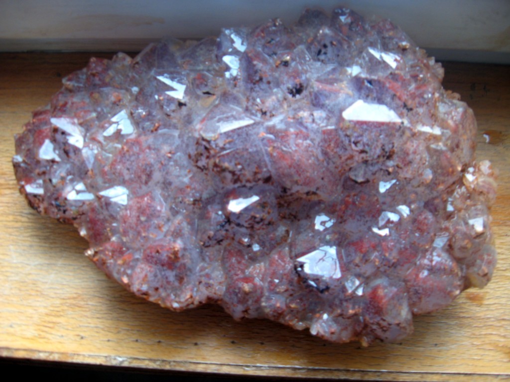  p>伴生矿物指在自然界中出现于同一空间范围内的不同种矿物.