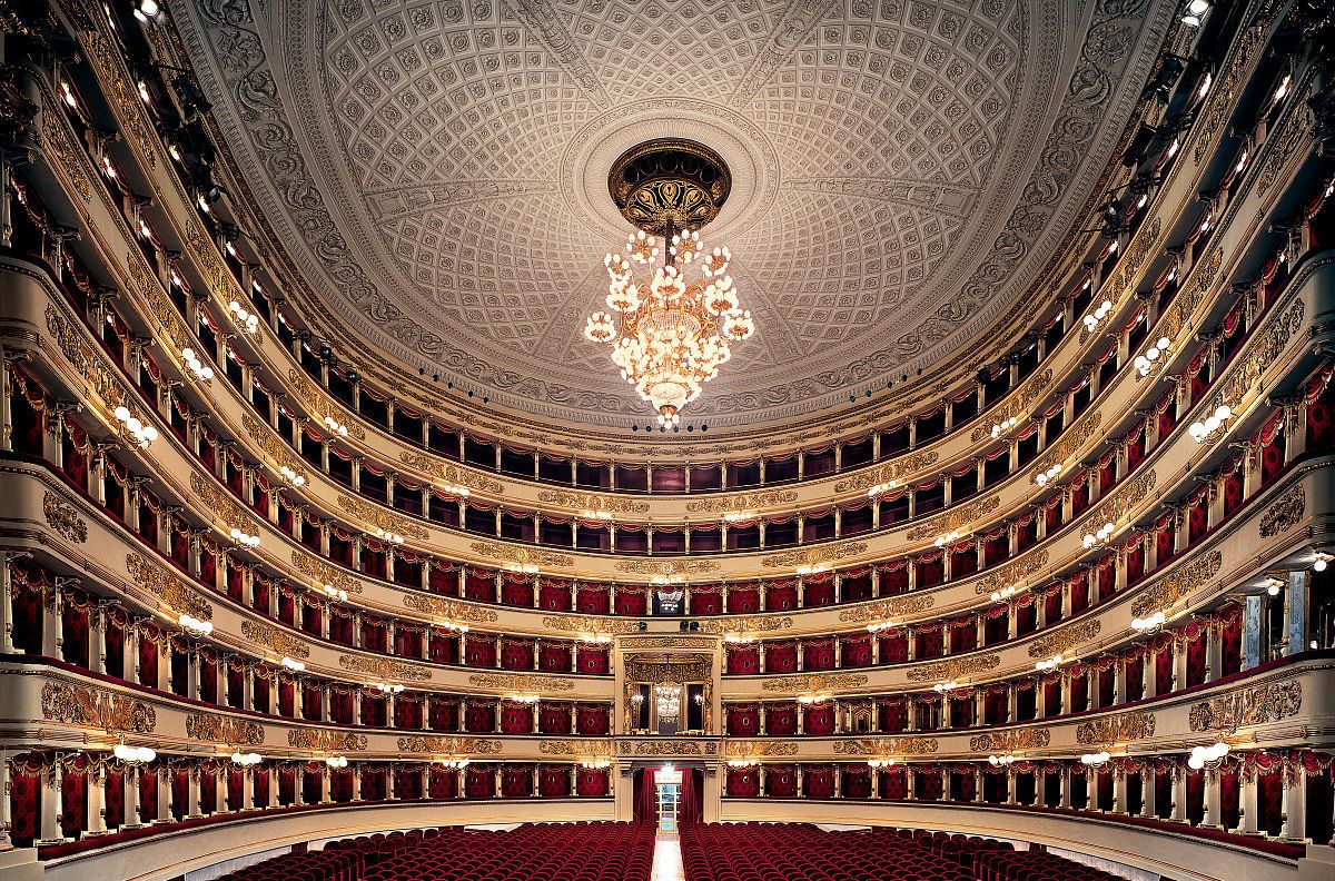 大剧院于1778年8月3日正式启用,当时名为nuovo regio ducal teatro