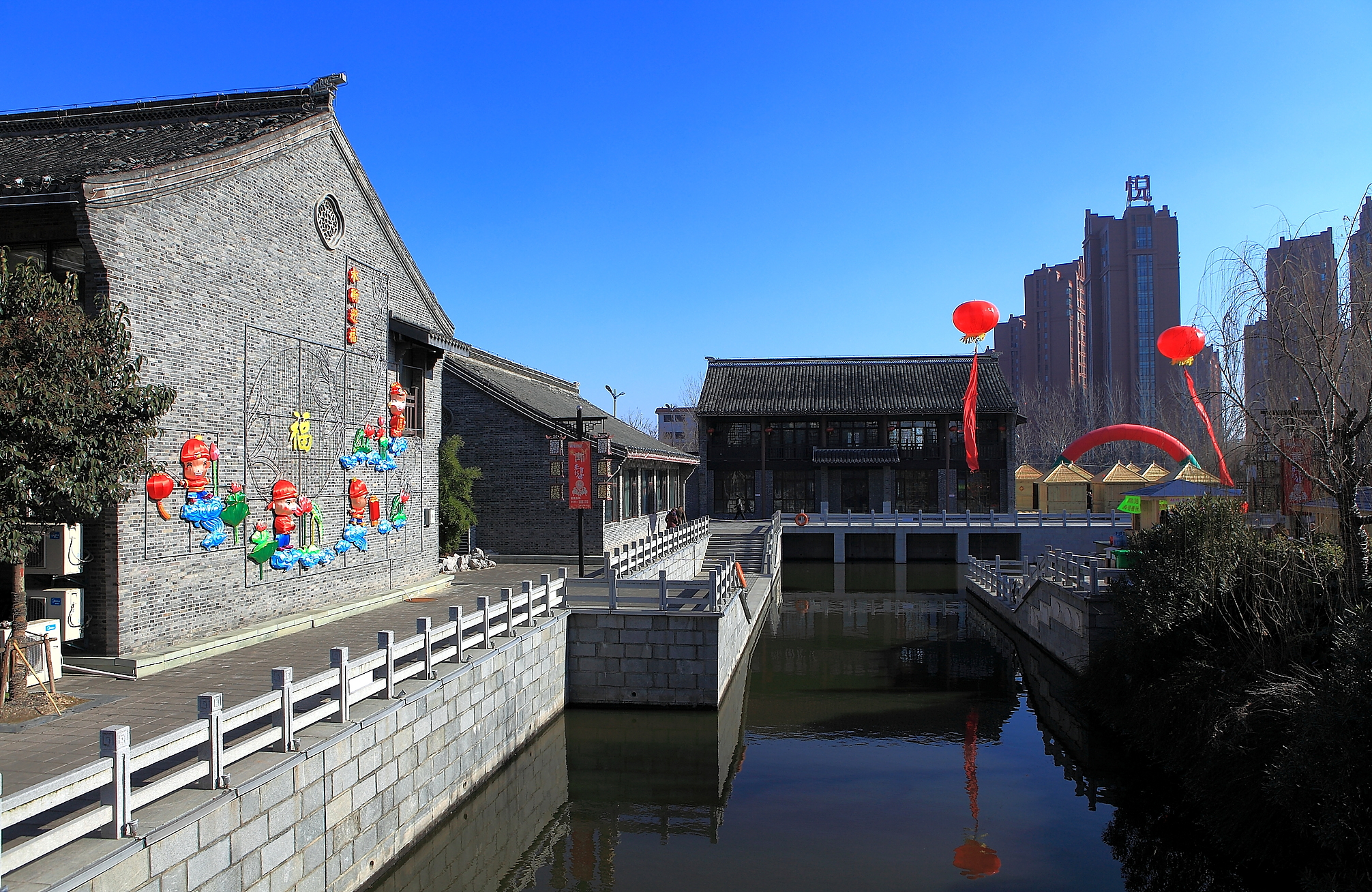 位于 a href="#" data-lemmaid="8045488">串场河景观带 /a>东侧,由 a