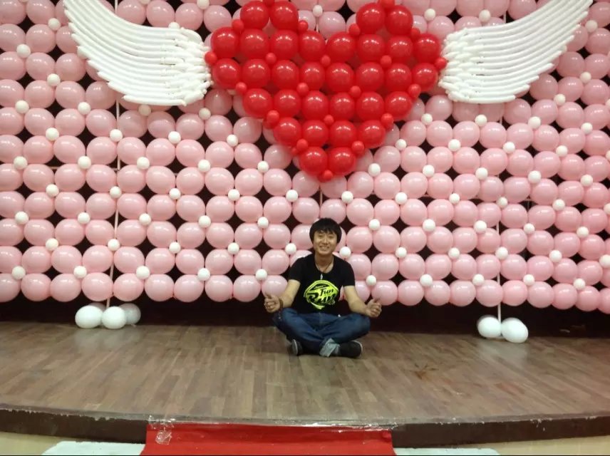 就是一种用气球通过多变的色彩组合,生动的造型设计,用气球编织成各种