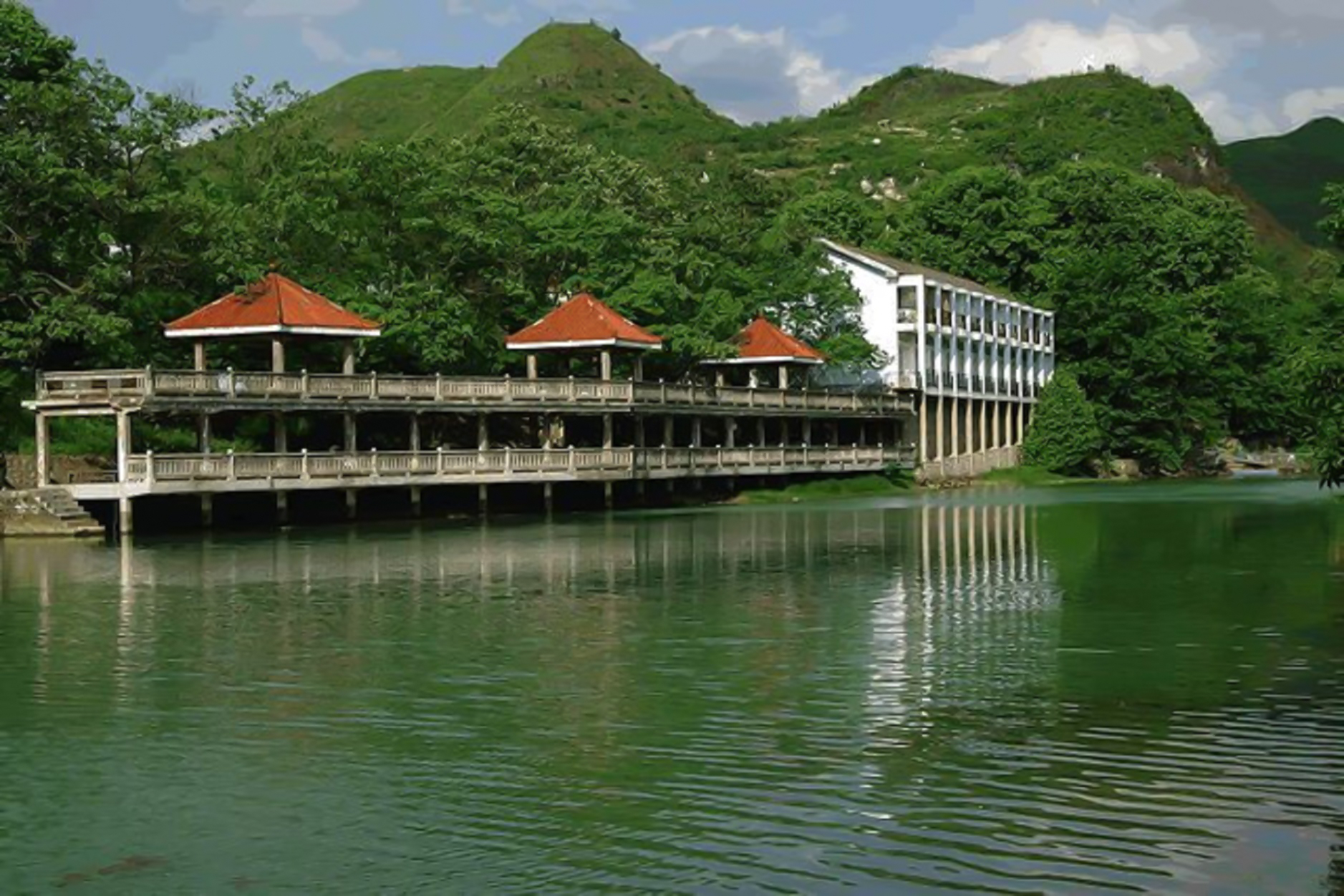  p>金翠湖坐落于 a target="_blank" href="/item/贵阳市/6085276"