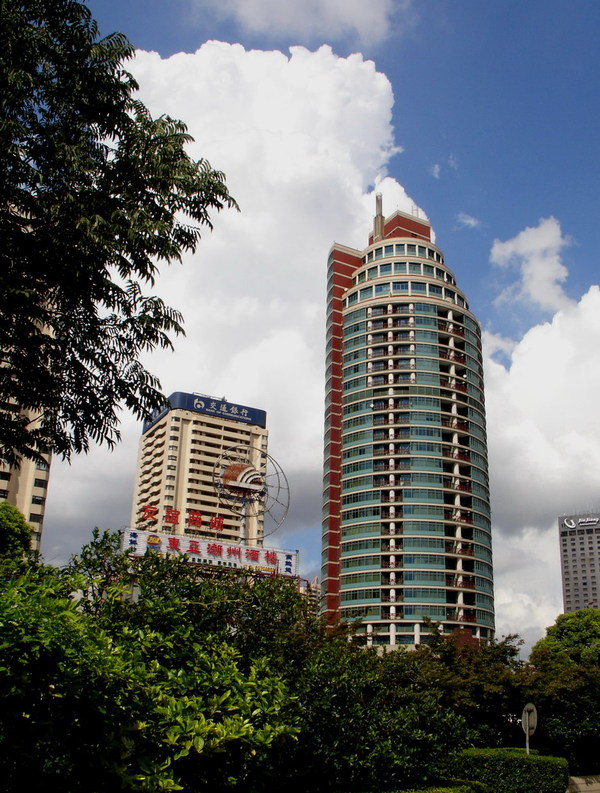  p>金桥大厦位于上海虹桥开发区.