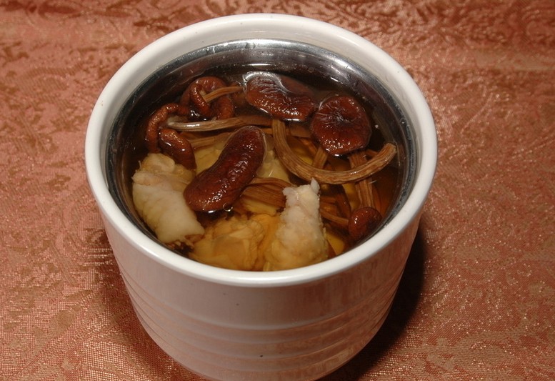 茶树菇煲鸡汤