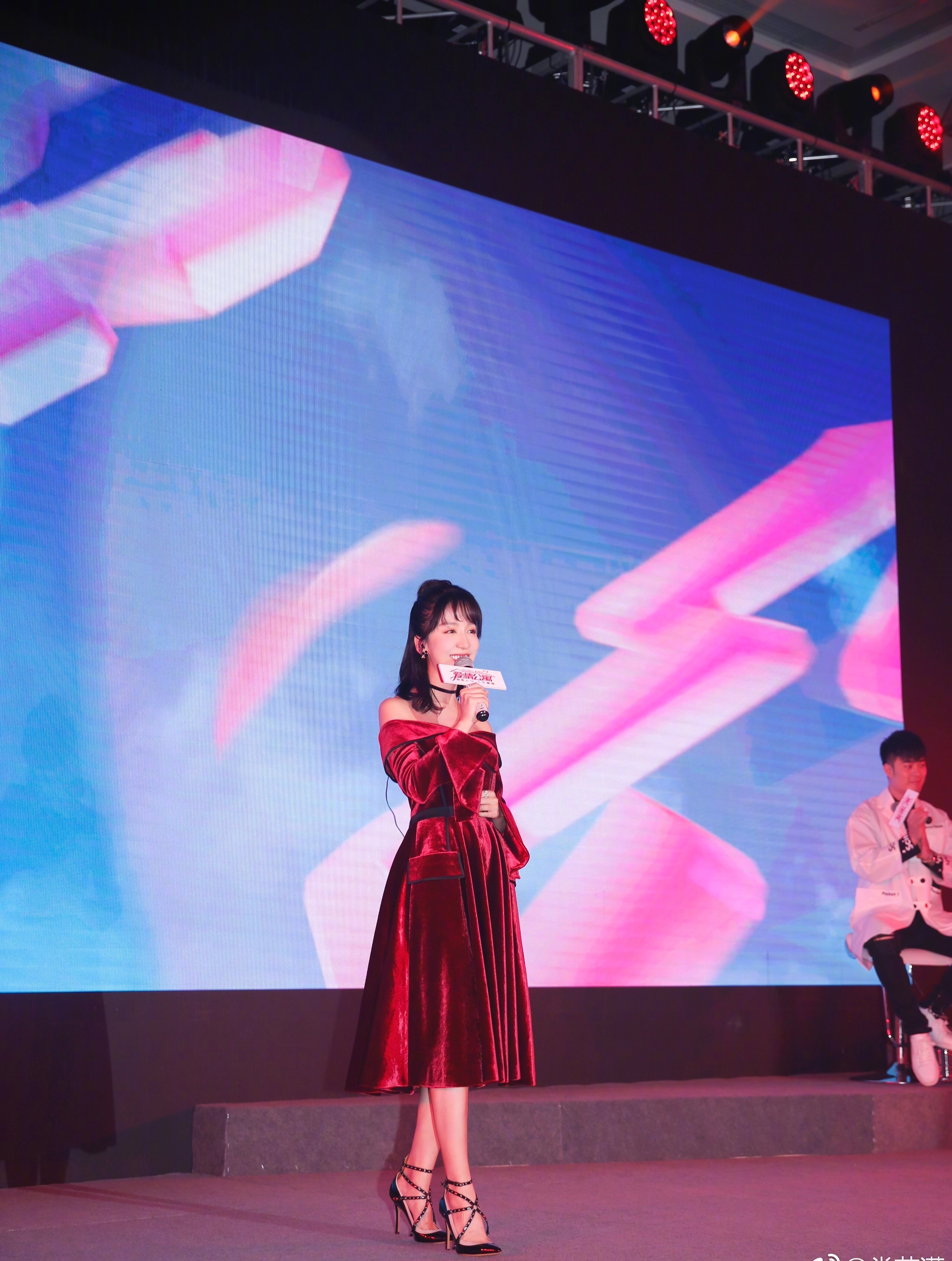  p>娄艺潇(loura),1988年12月27日出生于辽宁省 a target="_blank"