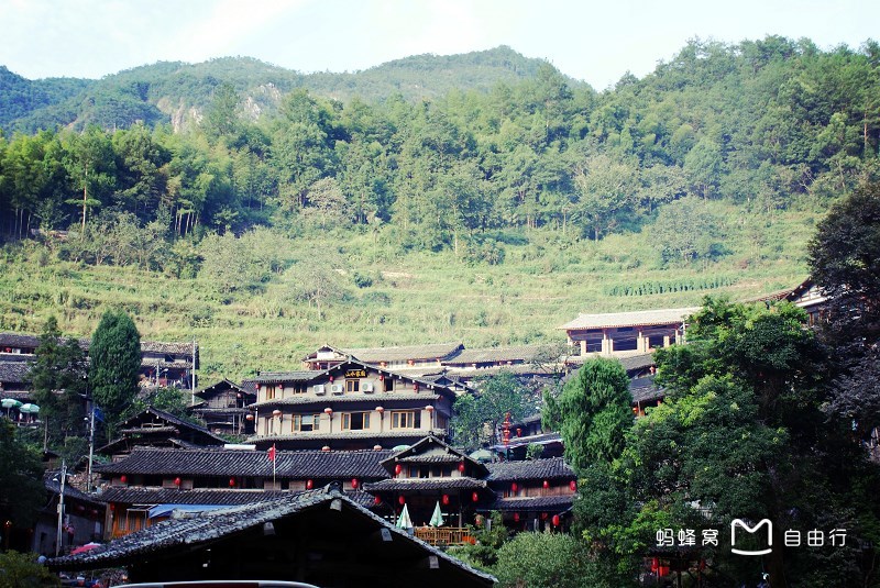 上人家位于永嘉县鹤盛乡岭上村内,坐落在半山腰上,距楠溪江石桅岩景区